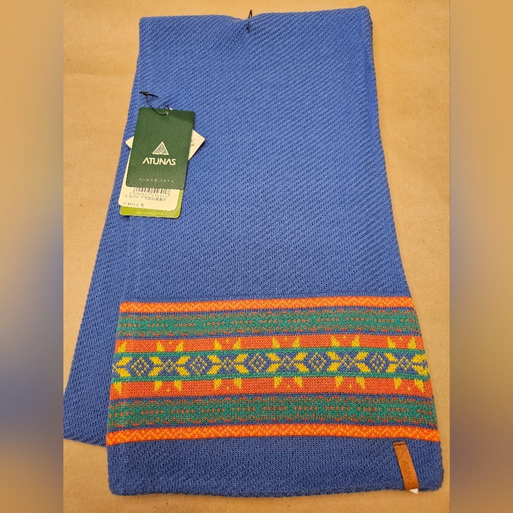 NWT ATUNAS brand blu scarf